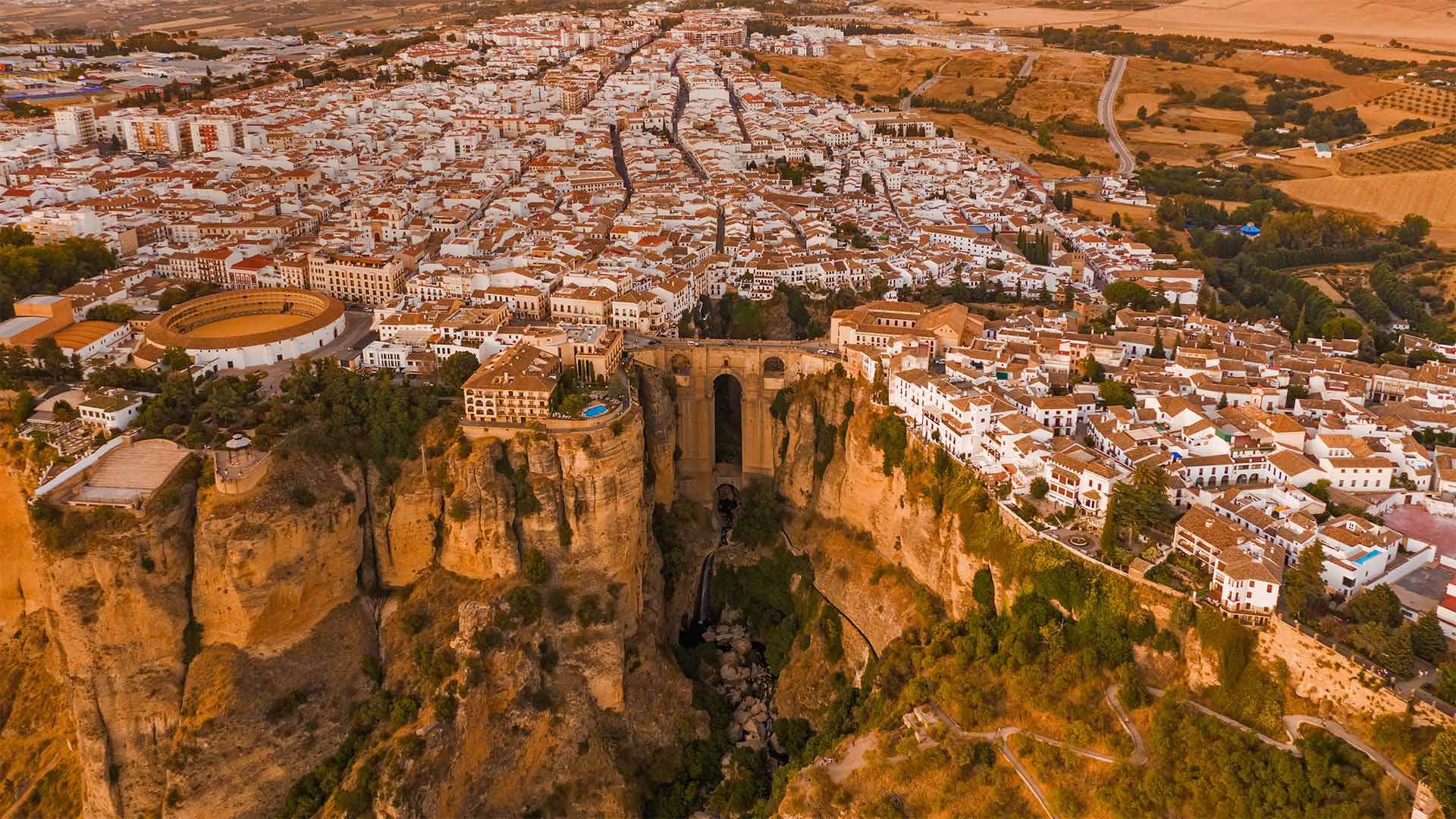 鸟瞰埃尔塔霍峡谷, 西班牙龙达小镇 (© Jude Newkirk/Amazing Aerial Agency)(Bing China)