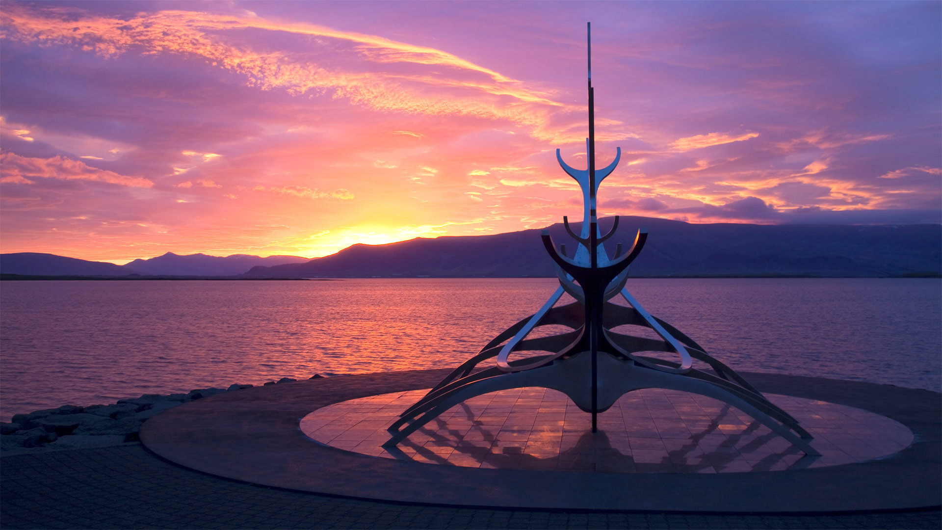 Sun Voyager sculpture by Jón Gunnar Árnason in Reykjavik, Iceland (© Martin Child/Getty Images Plus)(Bing Canada)