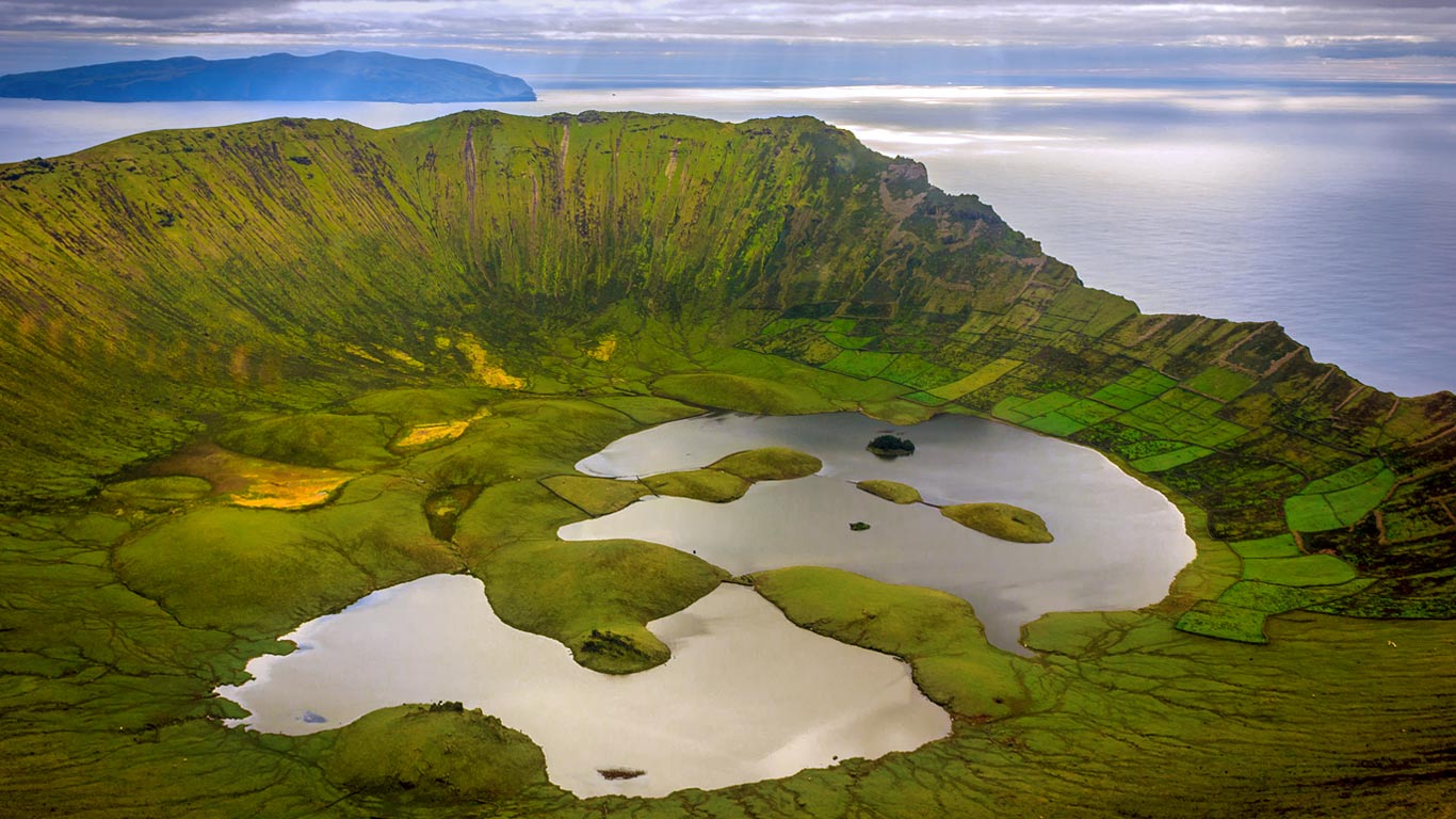 葡萄牙，坐落在科尔沃岛上的Caldeirão火山口 (© Samuel Domingues/500px)(Bing China)