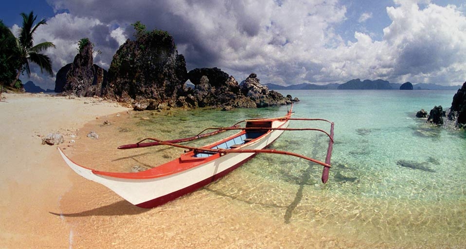 菲律宾小岛的海滩风光 -- Bruno Cossa/Corbis &copy; (Bing China)