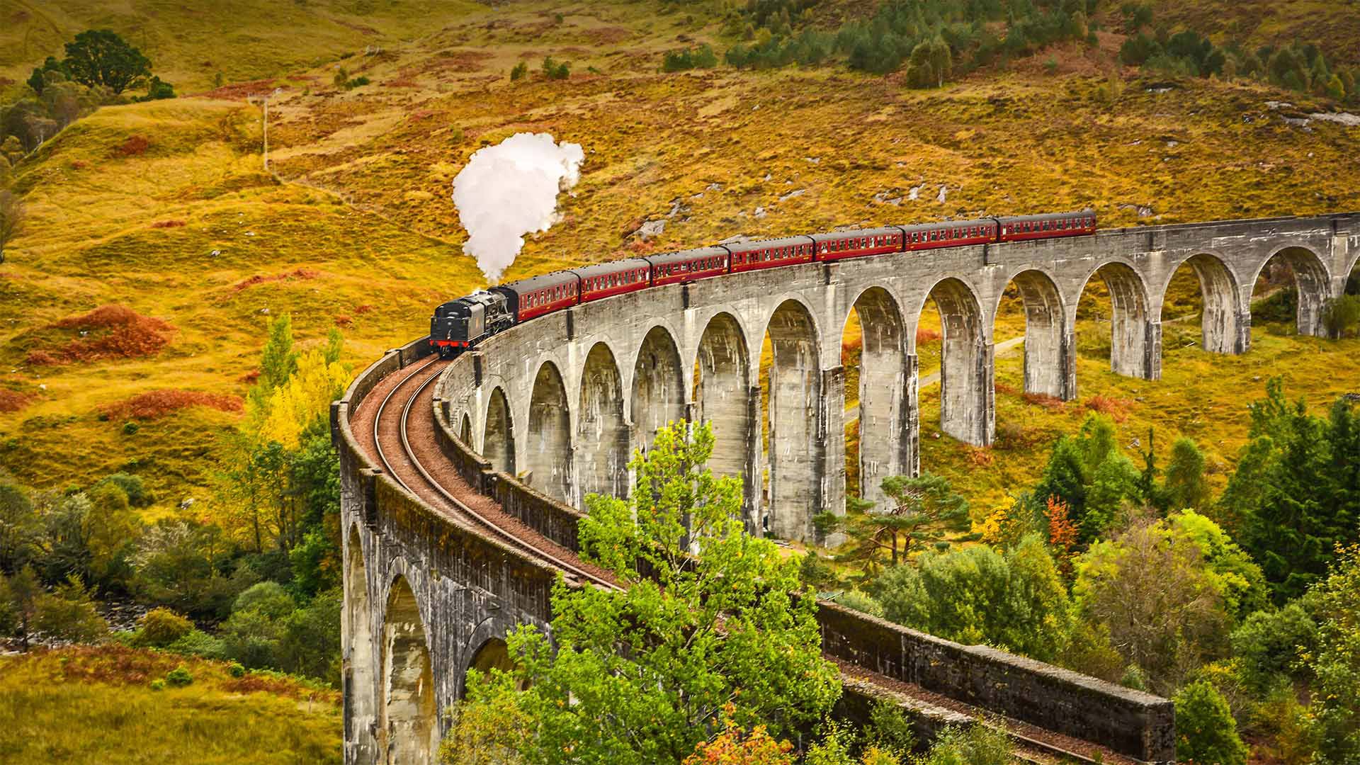 穿越格伦菲南高架桥的蒸汽火车，苏格兰因弗内斯郡 (© The Escape of Malee/Shutterstock)(Bing China)