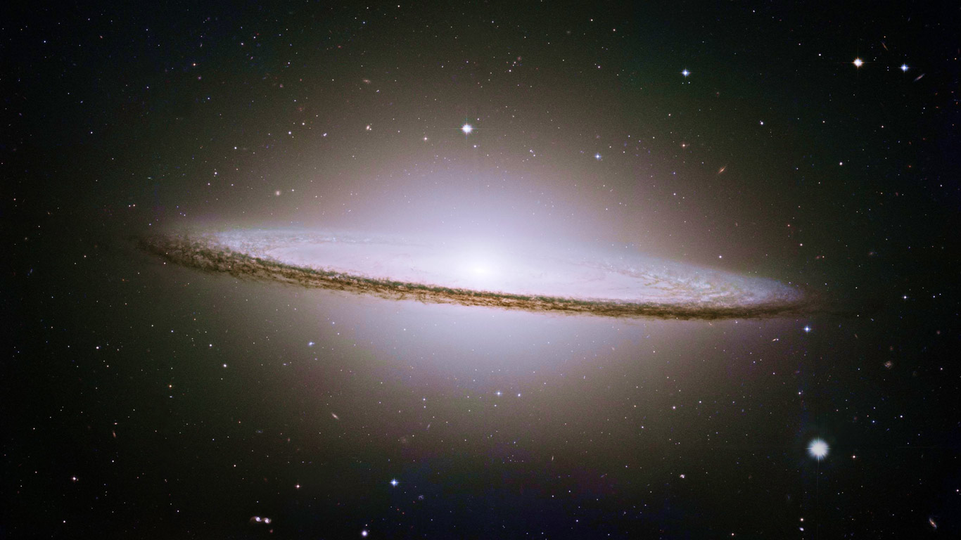 美国航空航天局哈勃太空望远镜中看到的草帽星系(梅西耶104) (© STScI/AURA/NASA)(Bing China)
