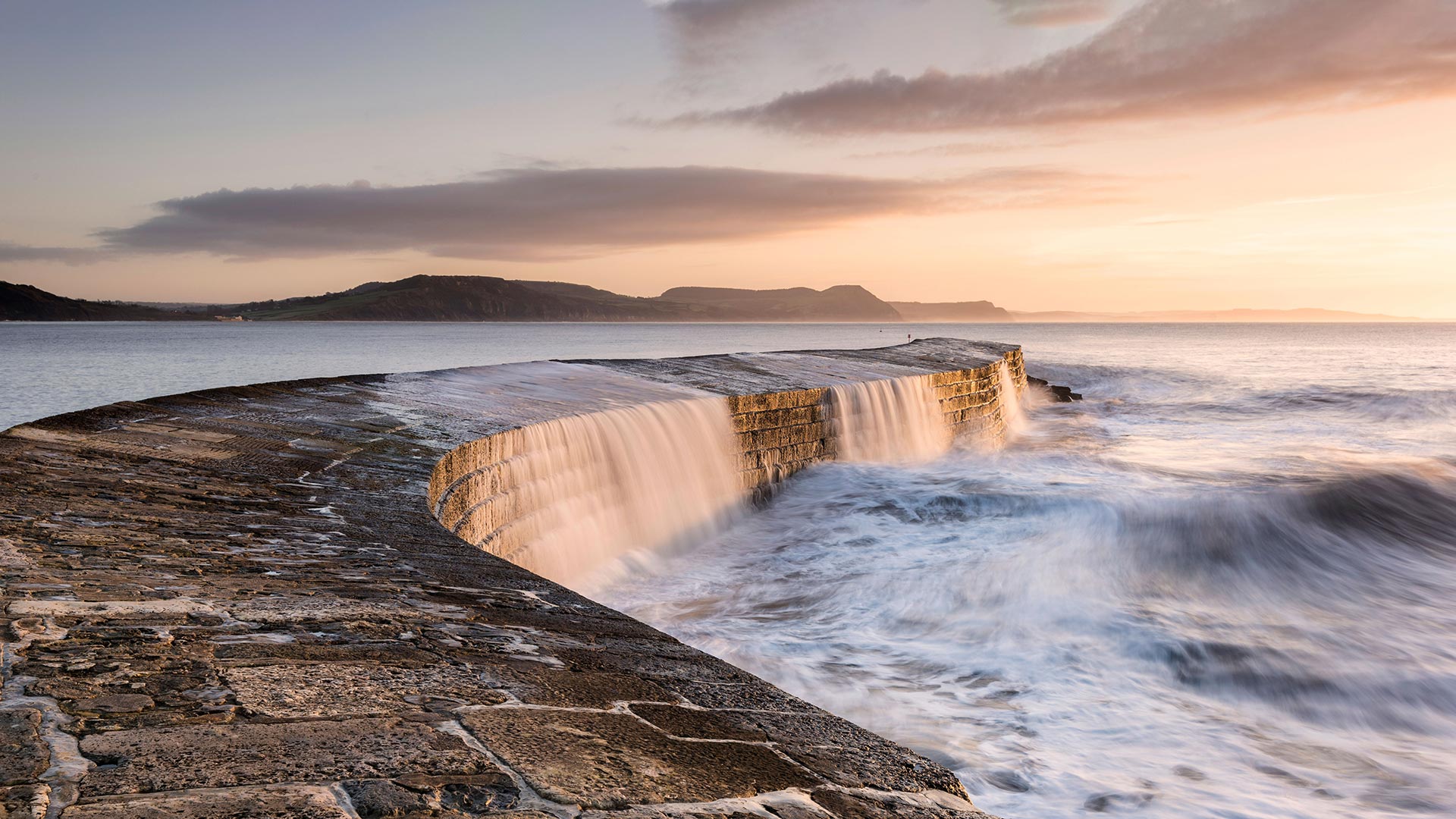 莱姆里杰斯的Cobb防波堤，英格兰多塞特 (© Ross Hoddinott/Offset by Shutterstock)(Bing China)