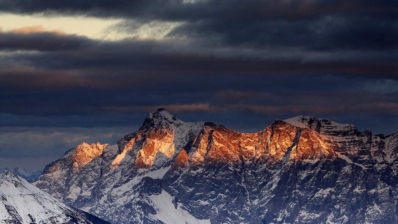 Blick von Berwang, Tirol, Österreich auf die Zugspitze im letzten Abendlicht (© Image Broker/Hemis/Age Fotostock)(Bing Deutschland)