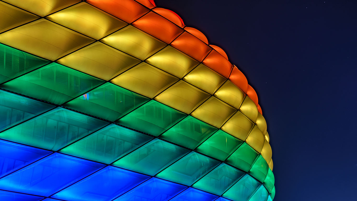 Die in Regenbogenfarben leuchtende Außenhülle der Allianz Arena, München, Bayern, Deutschland (© Achim Thomae/Getty Images)(Bing Deutschland)