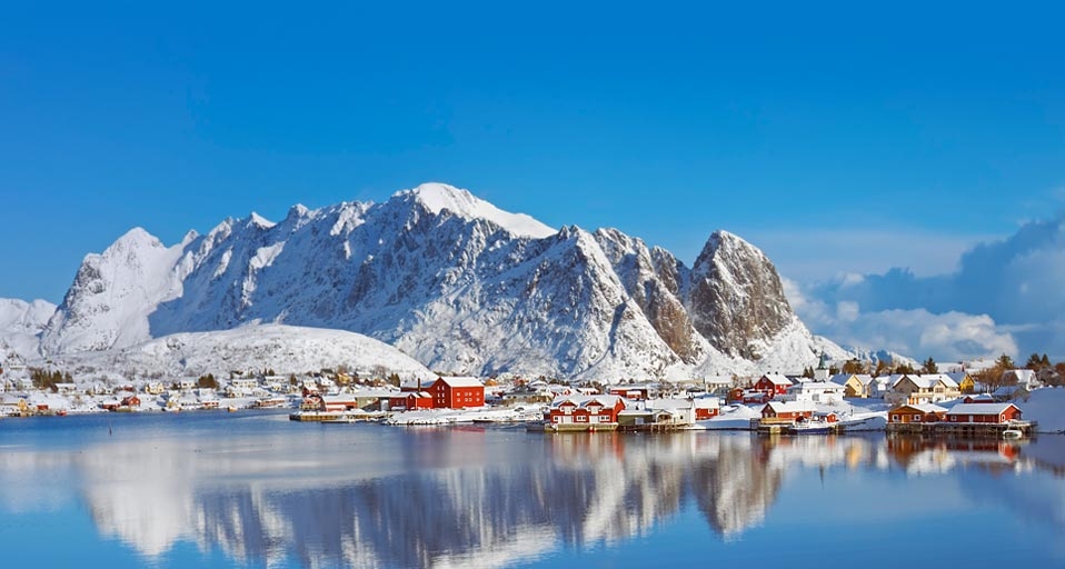 挪威罗弗敦群岛的雷讷渔村 (© Frank Krahmer/Corbis) &copy; (Bing China)