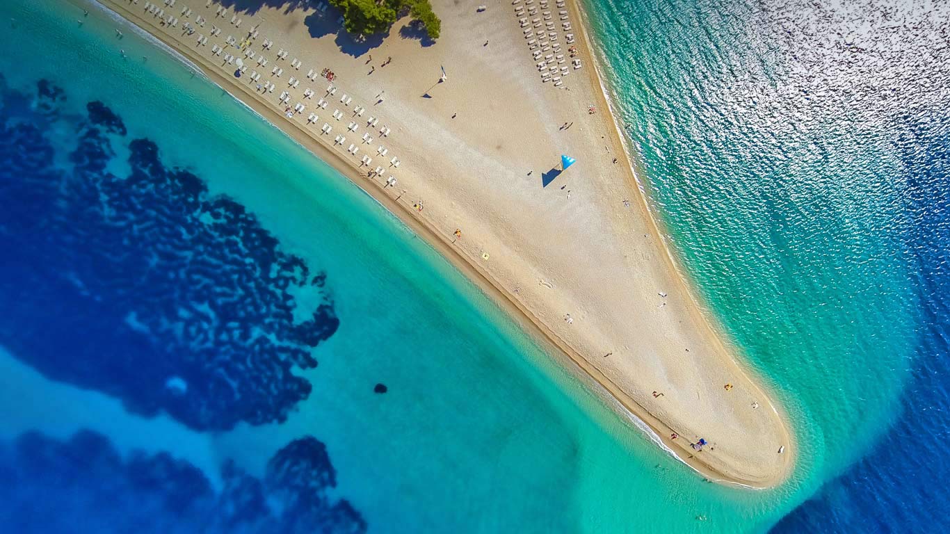 布拉奇岛上的尖角海滩，克罗地亚 (© mbbirdy/E+/Getty Images)(Bing China)