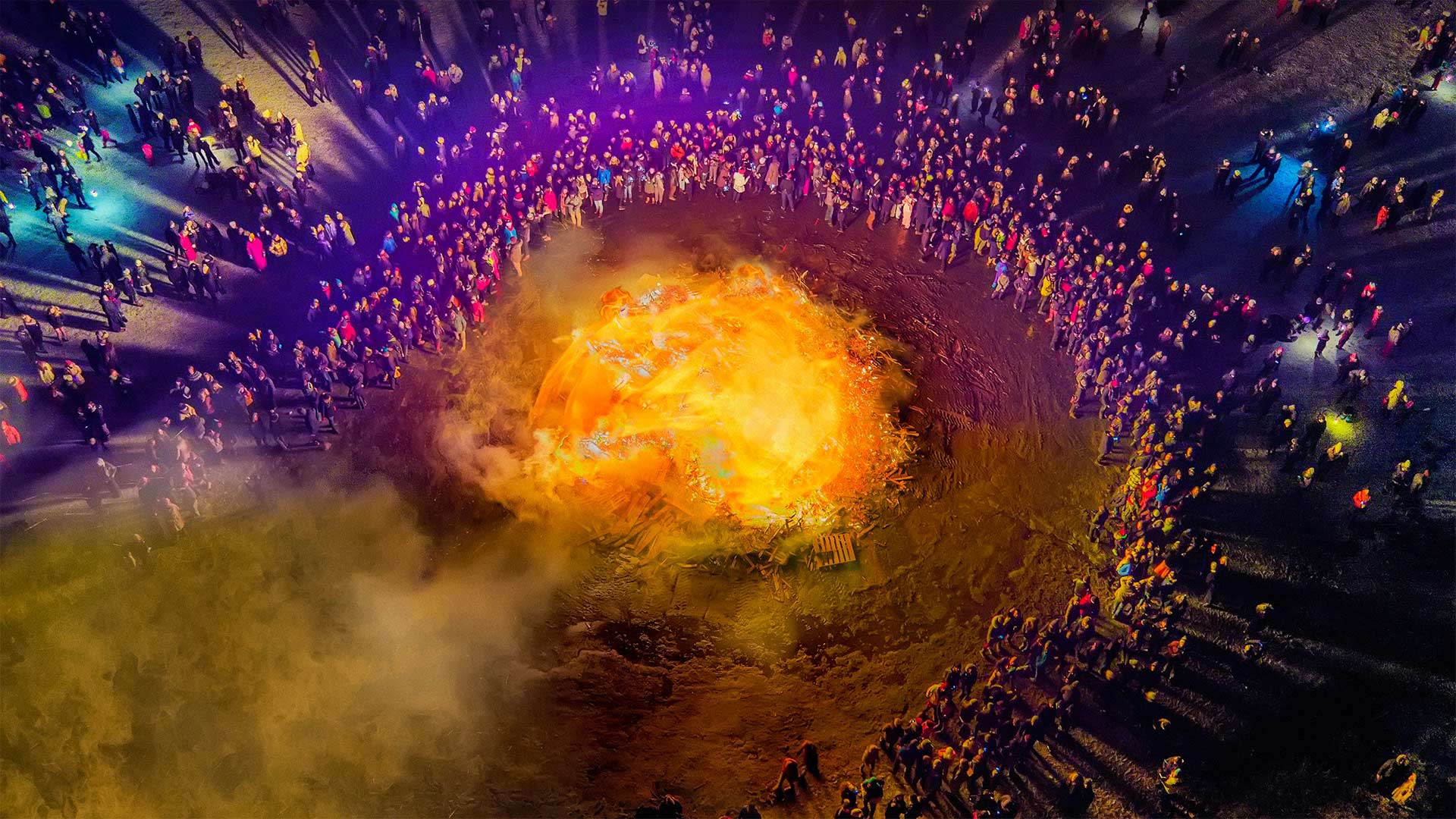 跨年夜的篝火晚会，冰岛雷克雅未克 (© Ragnar Th Sigurdsson/Alamy)(Bing China)