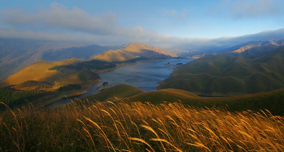 广西桂林天湖 -- 陆晓波 &copy; (Bing China)