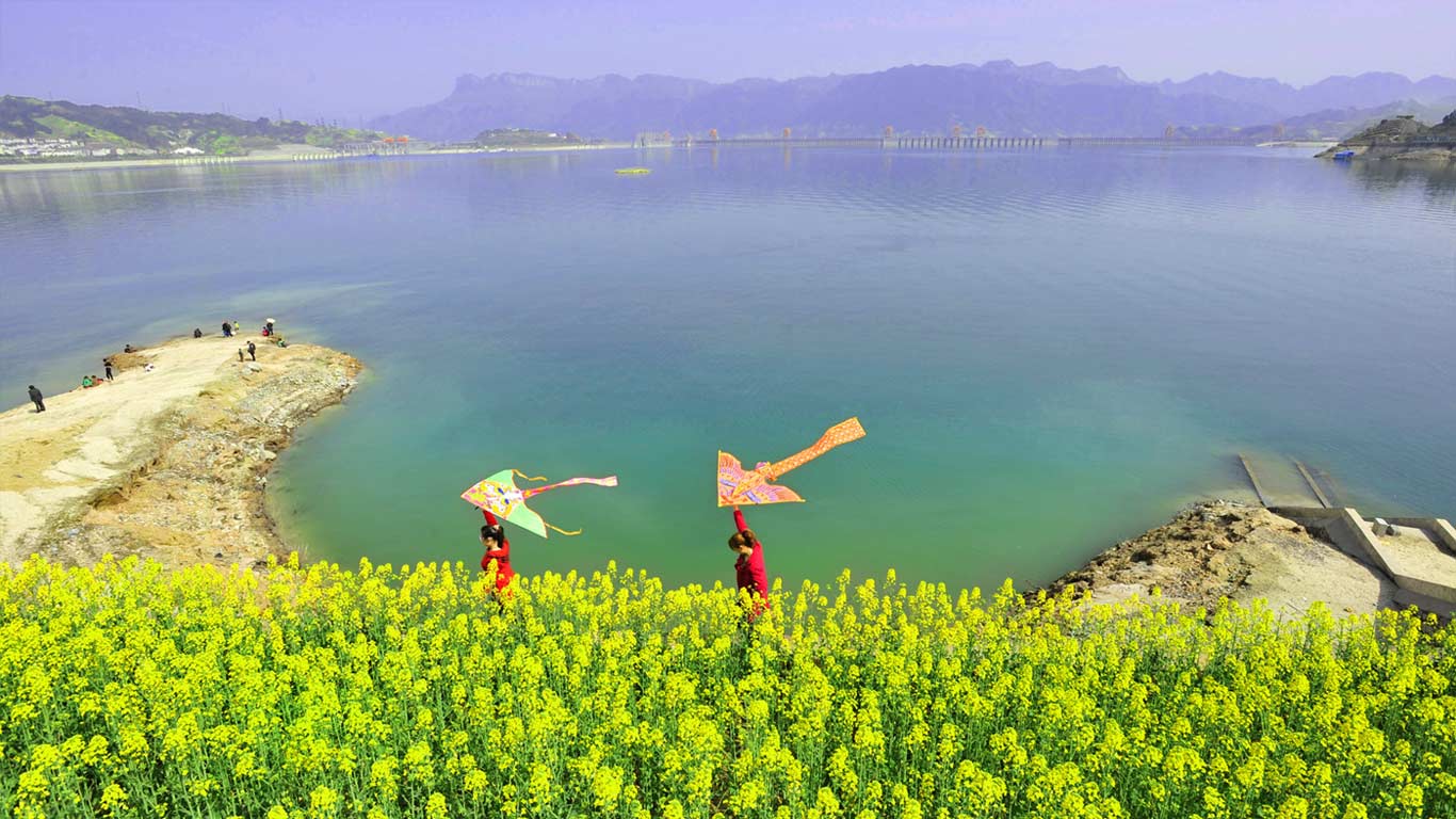 2012年3月24日湖北宜昌秭归县，在三峡大坝附近放风筝的游人 (© Zheng Jiayu/Xinhua Press/Corbis)(Bing China)