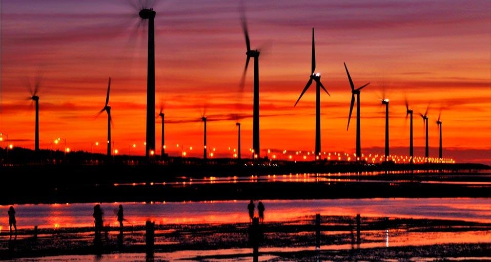 夕阳下的风车剪影 (© ychlin/Flickr/Getty Images) &copy; (Bing China)