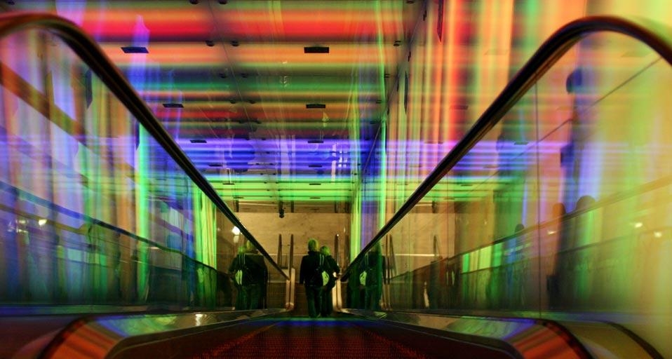 挪威奥斯陆尼达伦地铁站，“隧道之光”中的自动扶梯 (© Bard Johannessen/Getty Images) &copy; (Bing China)