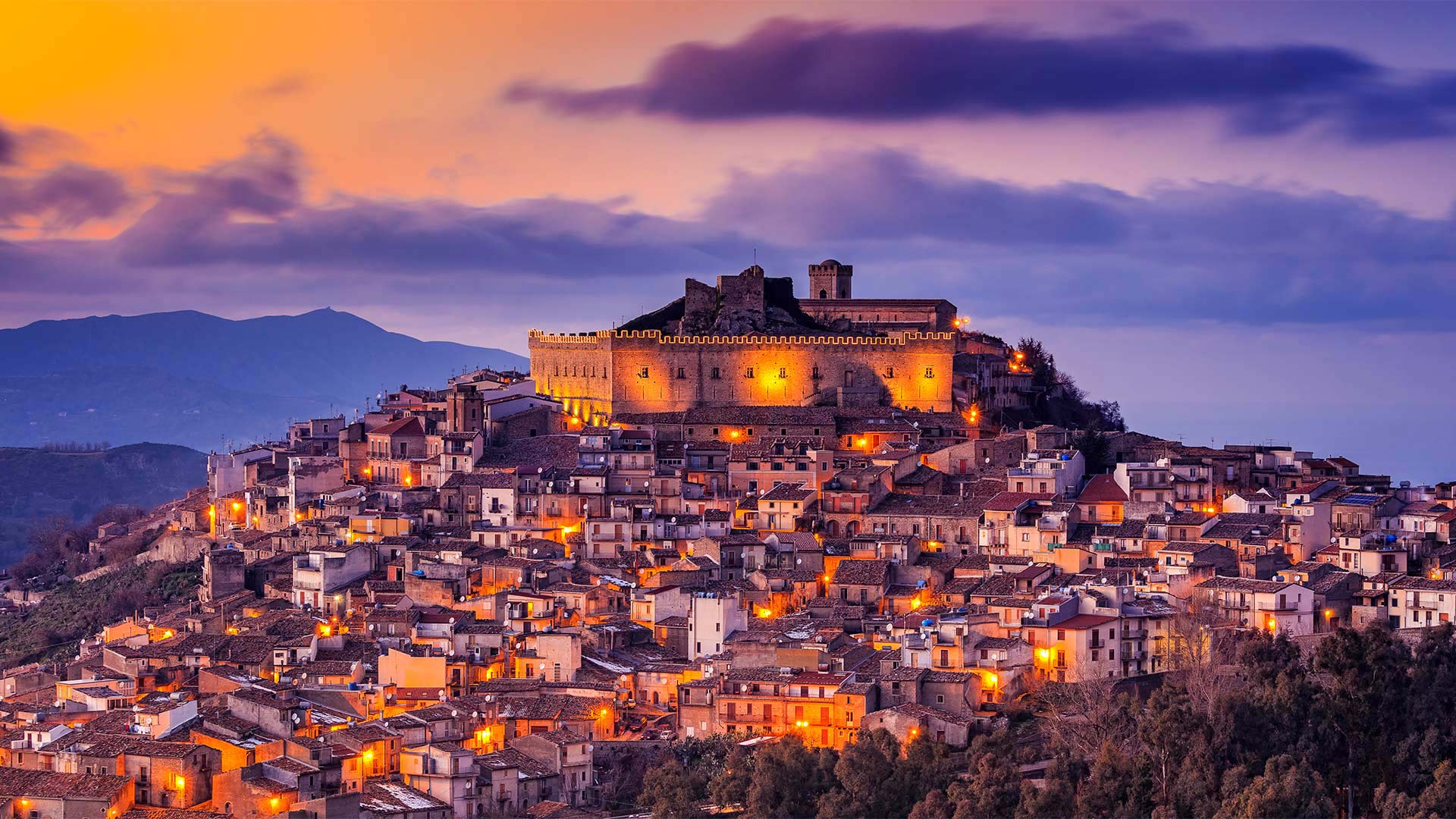 蒙塔尔巴诺埃利科纳，意大利西西里岛 (© Antonino Bartuccio/SOPA Collection/Offset by Shutterstock)(Bing China)