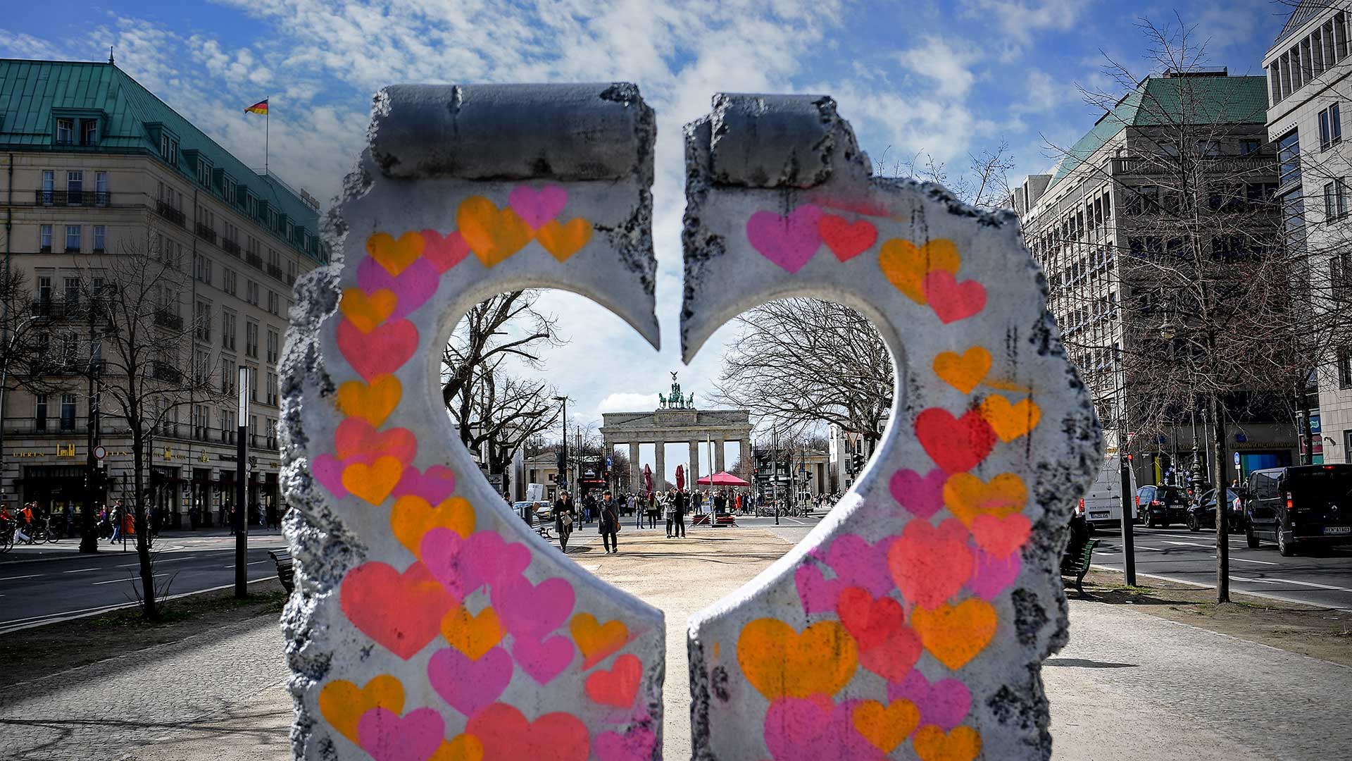 The Brandenburg Gate seen through a heart-shaped replica of the Berlin Wall (© Britta Pedersen/picture alliance via Getty Images)(Bing Canada)