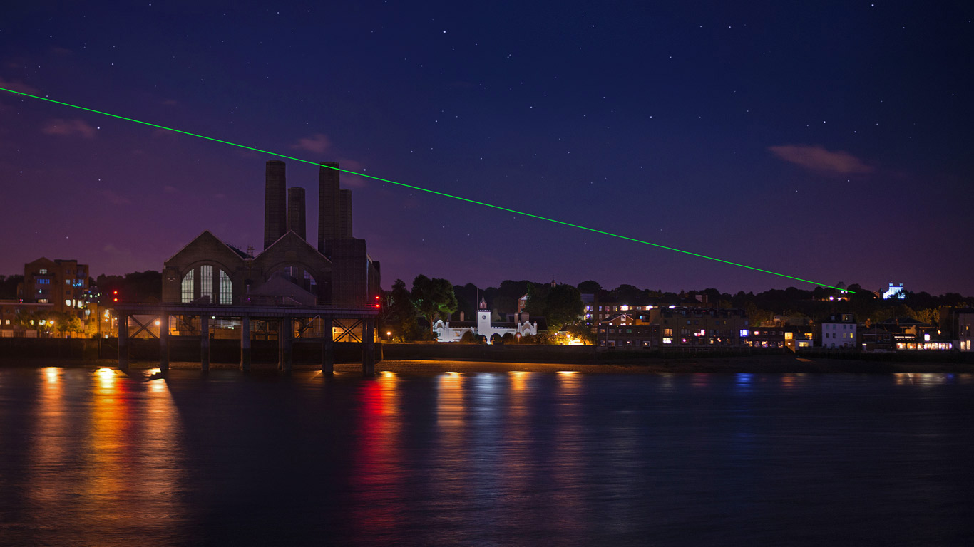 „0 Degrees“, Laser-Kunst von Peter Fink und Anne Bean, Greenwich, England (© Norah Saudan/Getty)(Bing Deutschland)