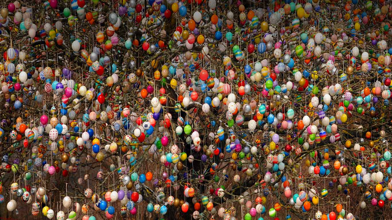 An osterbaum (Easter tree) in Saalfeld, Germany (© Chromorange/Alamy)(Bing Canada)