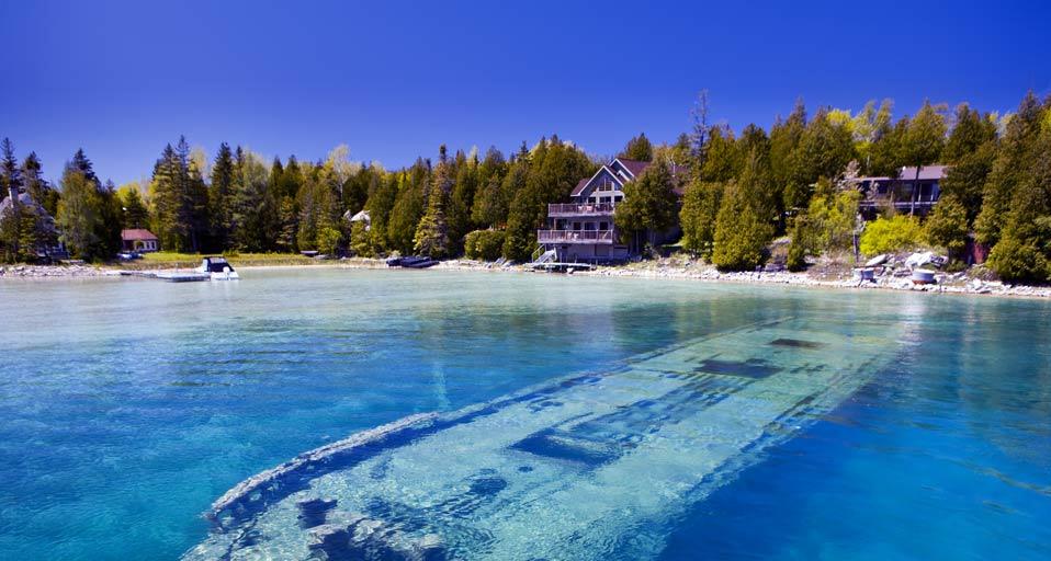 Shipwreck of the Sweepstakes built in 1867 in Big Tub Harbour, Fathom Five National Marine Park, Lake Huron, Ontario, Canada (©Rolf Hicker/age fotostock)(Bing Canada)