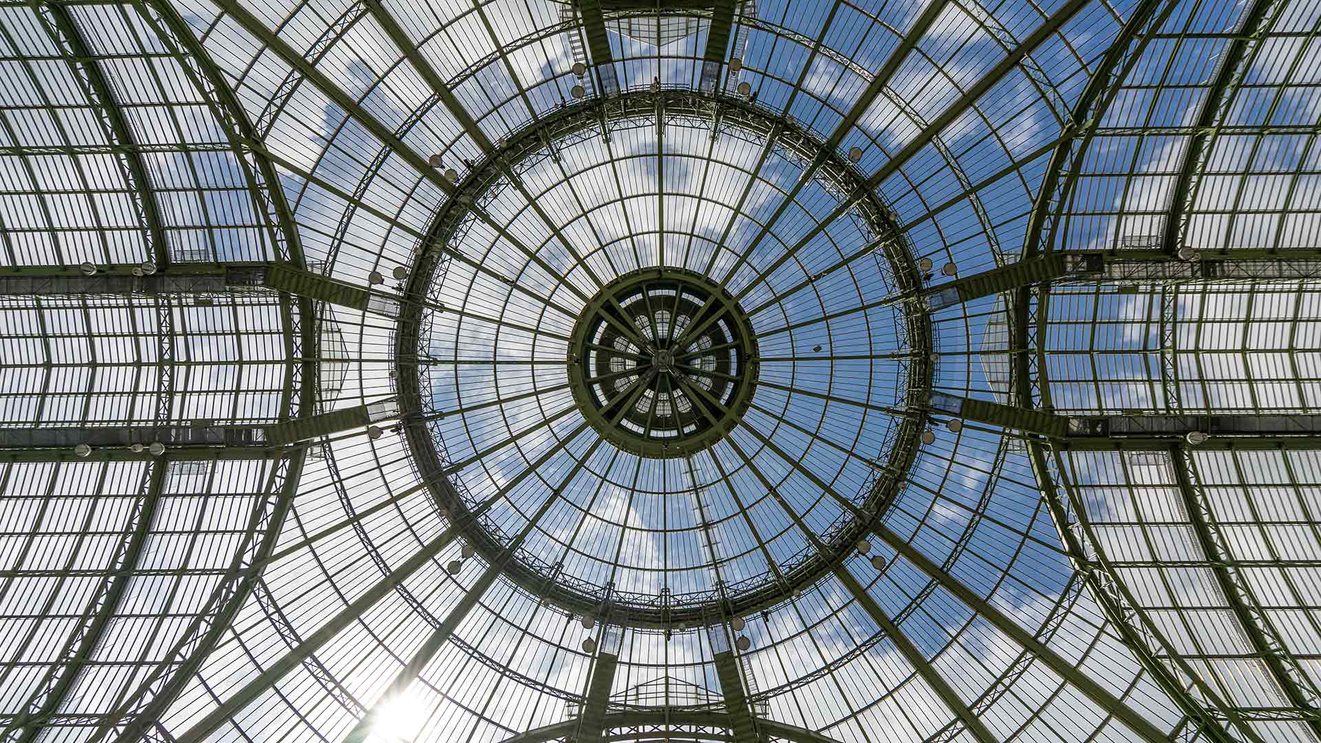 Plafond voûté du Grand Palais en verre et en acier, Paris (© Roberto Destarac Photo/Shutterstock)(Bing France)