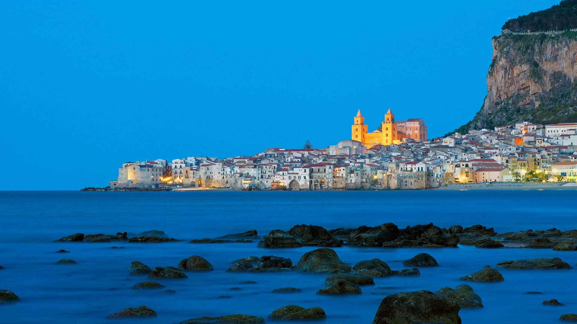 ｢チェファル｣イタリア, シチリア島 (© Tuul & Bruno Morandi/4Corners)(Bing Japan)