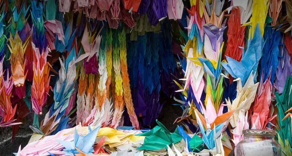 纪念长崎原子弹爆炸的千纸鹤花环 -- Richard Cummins/Design Pics/age fotostock &copy; (Bing China)