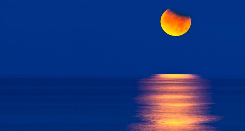 墨西哥湾的月偏食 (© David Nunuk/Corbis) &copy; (Bing China)