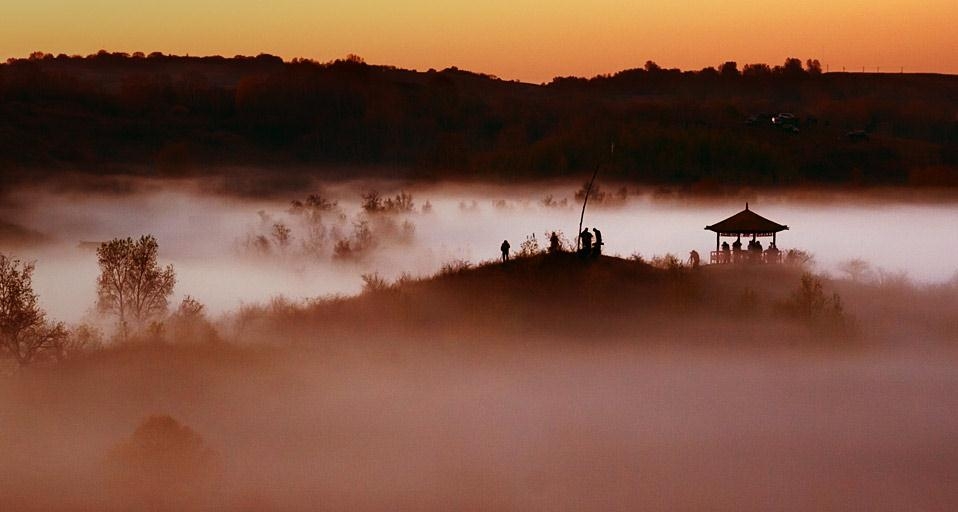 隐藏在雾气中的湖 (© Hanquan Chen/Vetta/Getty Images) &copy; (Bing China)
