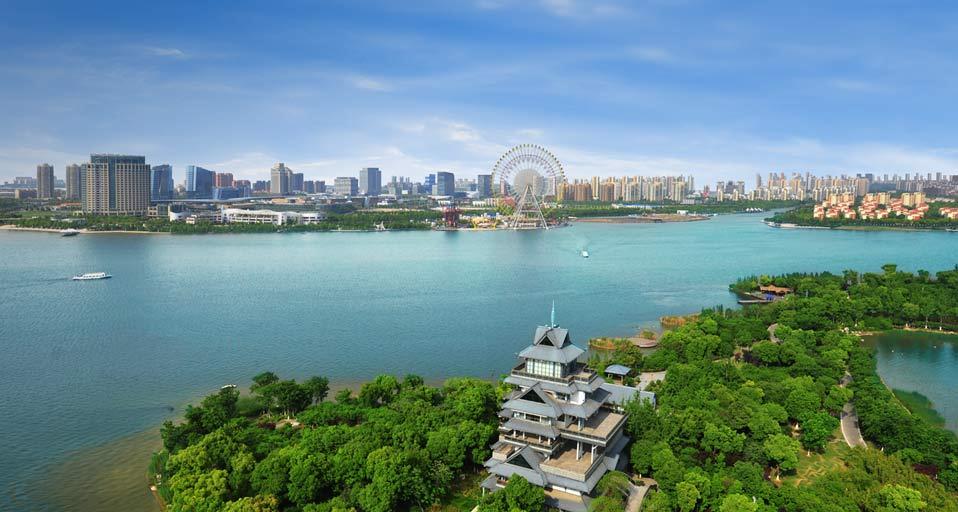 苏州工业园区金鸡湖畔摩天轮 (© Baojian Ge/SIP Administrative Committee)(Bing China)