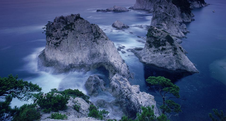 日本本州陆中海岸国立公园里的北山崎海岸 -- Chad Ehlers/Photolibrary &copy; (Bing China)