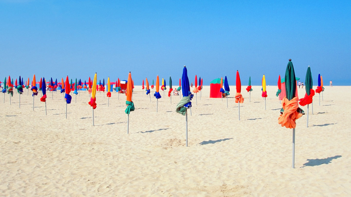 Parasols sur la plage de Deauville, Calvados, Basse-Normandie (© Medioimages/Photodisc/Getty Images)(Bing France)