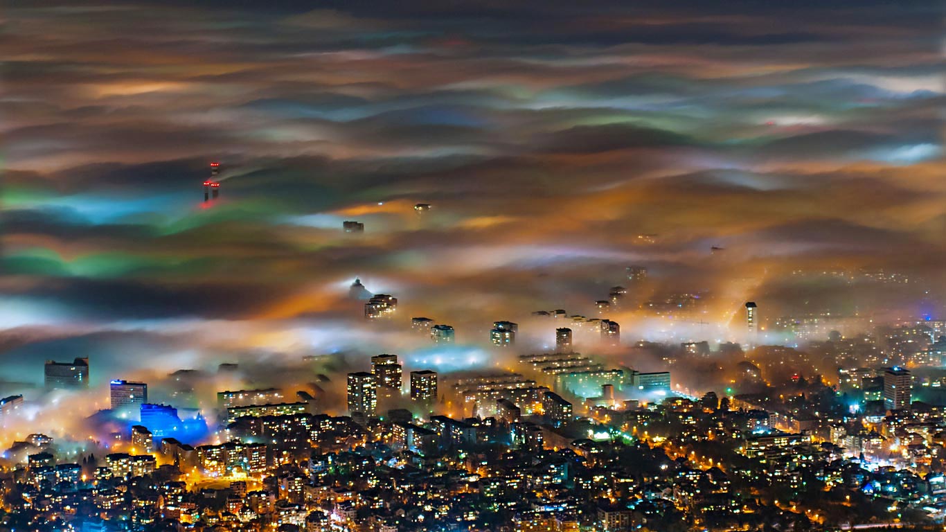 雾气氤氲的索菲亚，保加利亚 (© Ivan Dimitrov/Solent News/REX/Shutterstock)(Bing China)