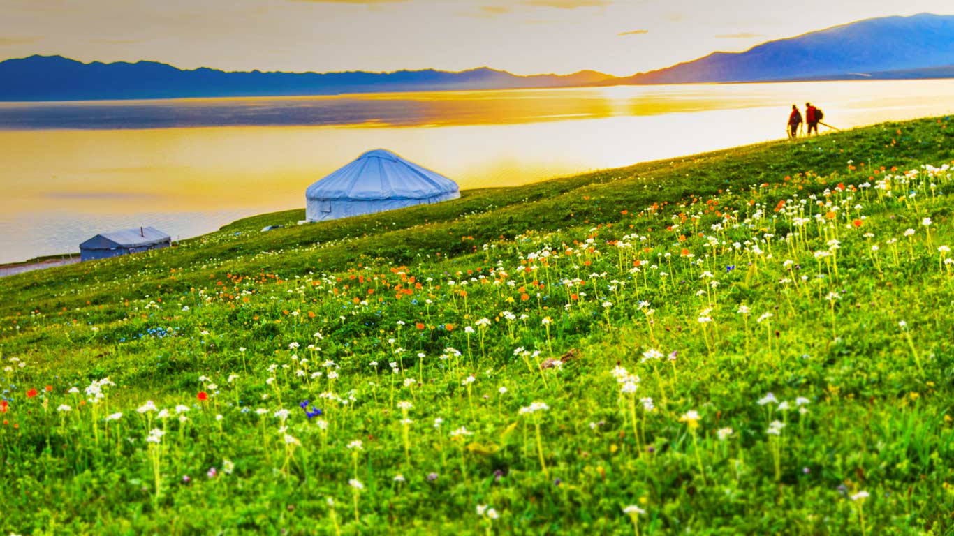 新疆天山附近的博尔塔拉县，明媚阳光下的赛里木湖 (© Feng Wei Photography/ Flickr/Getty Images)(Bing China)