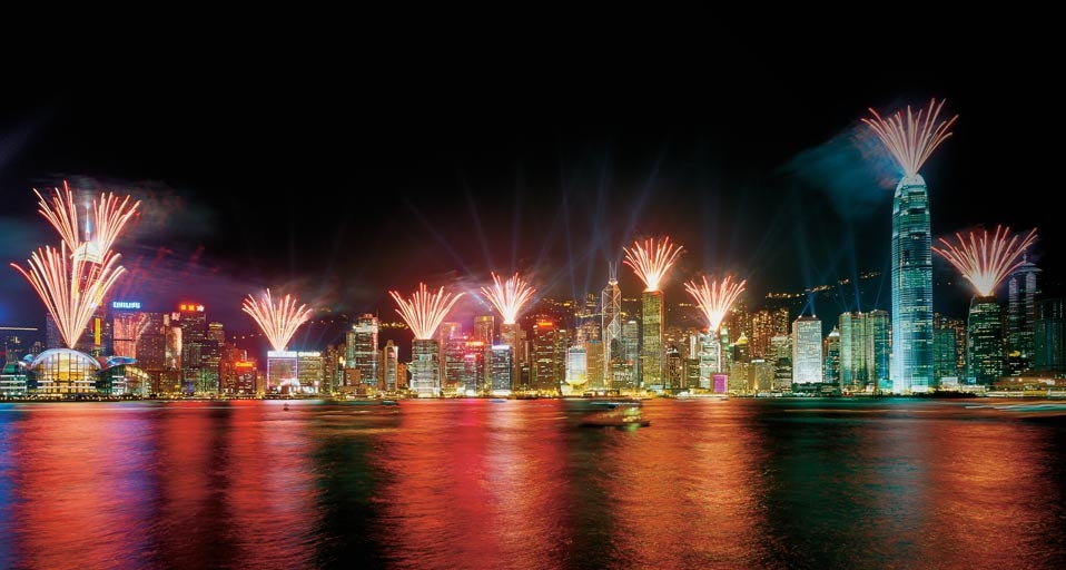 香港维多利亚港上空的焰火 (© Chan Yat Nin/Corbis) &copy; (Bing China)