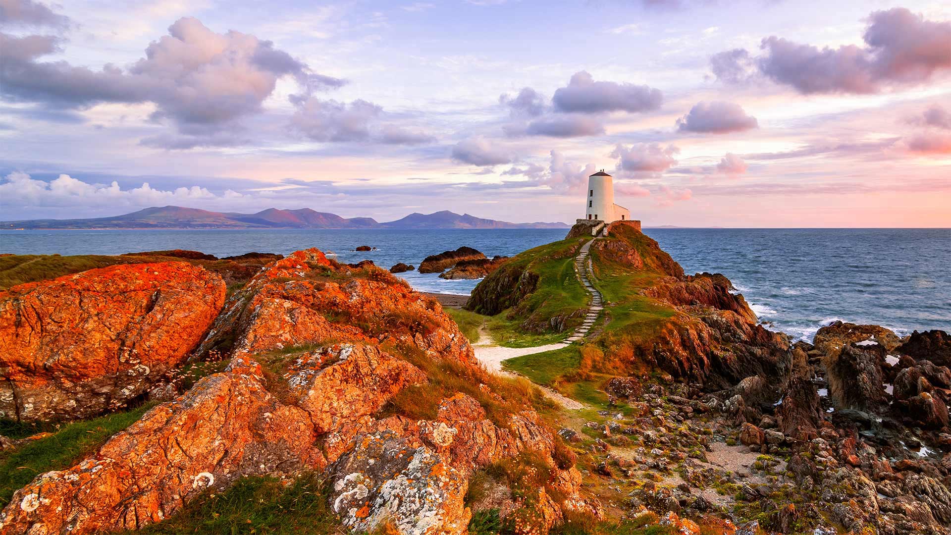 安格尔西岛上的Tŵr Mawr 灯塔，英国威尔士 (© Joe Daniel Price/Getty Images)(Bing China)