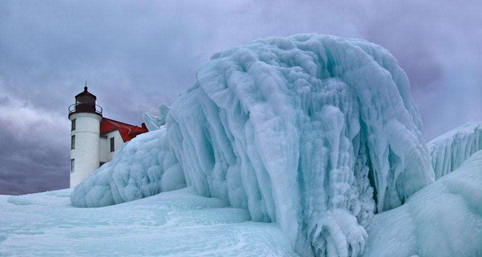 Point Betsie Lighthouse on Lake Michigan, Frankfort, Michigan (© Ron Strong/SuperStock/Corbis) &copy; (Bing Canada)