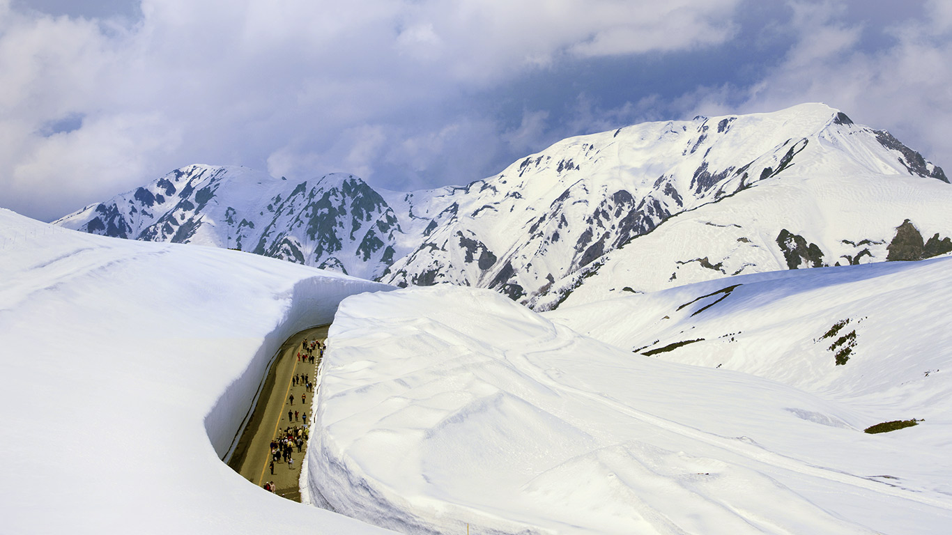 ｢立山黒部アルペンルート｣富山, 立山 (© JTB PHOTO COMMUNICATI/AGE Fotostock)(Bing Japan)
