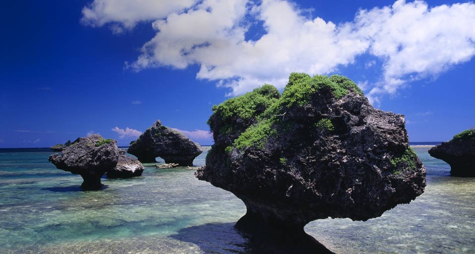 亚洲度假海滩精选 2009年8月13日 - 8月19日：日本冲绳的大神岛 -- Japan Travel Bureau/Photolibrary &copy; (Bing China)