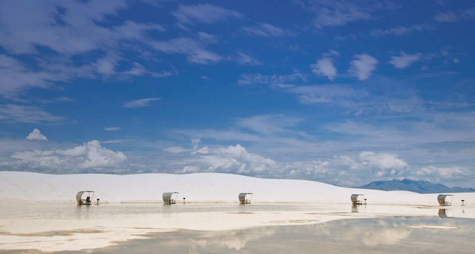 Picnic tables at White Sands, New Mexico -- Bryce Pincham/Corbis &copy; (Bing Canada)
