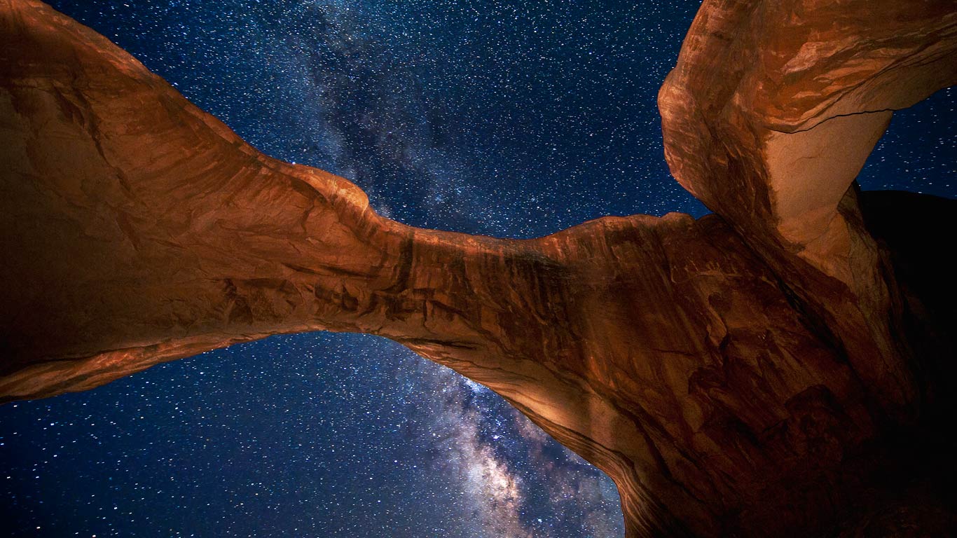 Milky Way above Double Arch in Arches National Park, Utah (© Brad Goldpaint/Getty Images)(Bing Canada)