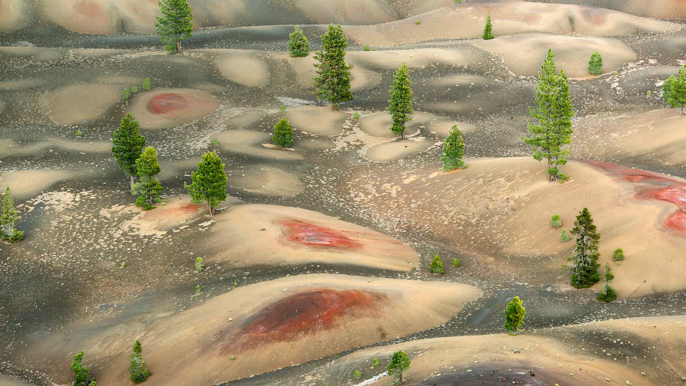 美国加州拉森火山国家公园，火山渣堆下的画丘 (© Kevin Schafer/Minden Pictures)(Bing China)