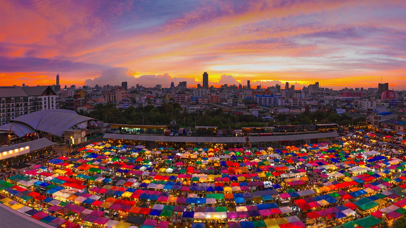 拉差达的火车夜市，泰国曼谷  (© FUN FUN PHOTO/Shutterstock)(Bing China)