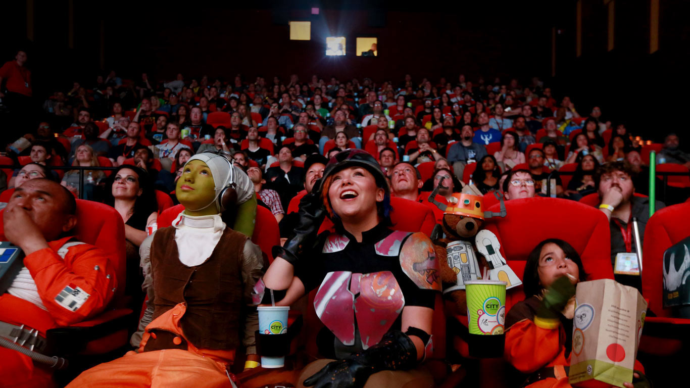 参加2014年度圣迭戈国际漫画展的漫迷们 (© Sandy Huffaker/Reuters)(Bing China)