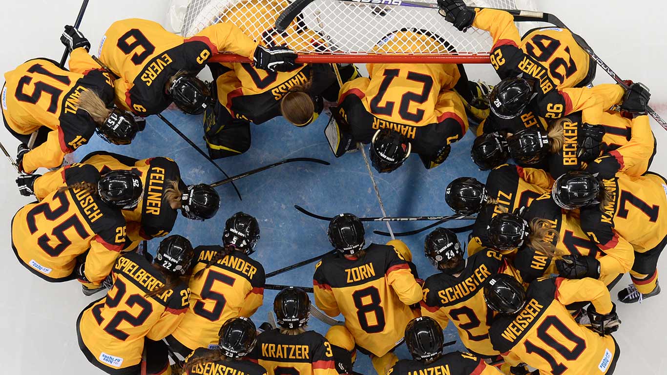 Das deutsche Team versammelt sich vor Beginn des Frauen-Eishockey-Spiels in der Gruppe B Russland gegen Deutschland in der Shayba-Arena bei den Olympischen Winterspielen in Sotschi am 9. Februar 2014 (© JONATHAN NACKSTRAND/AFP/Getty Images)(Bing Deutschla
