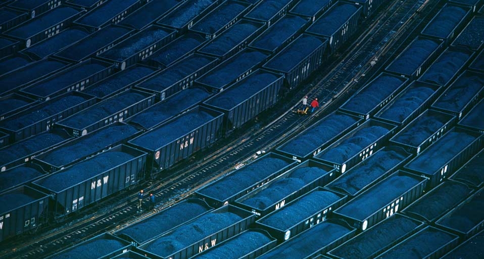Railyard full of coal cars near Hampton Roads, Virginia -- Louie Psihoyos/Corbis &copy; (Bing Canada)