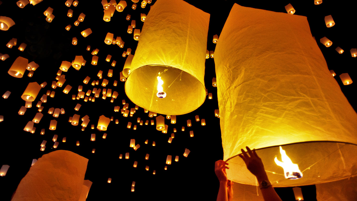 泰国，清迈，水灯节上放飞的天灯 (© Kevin Landwer-Johan/Alamy)(Bing China)