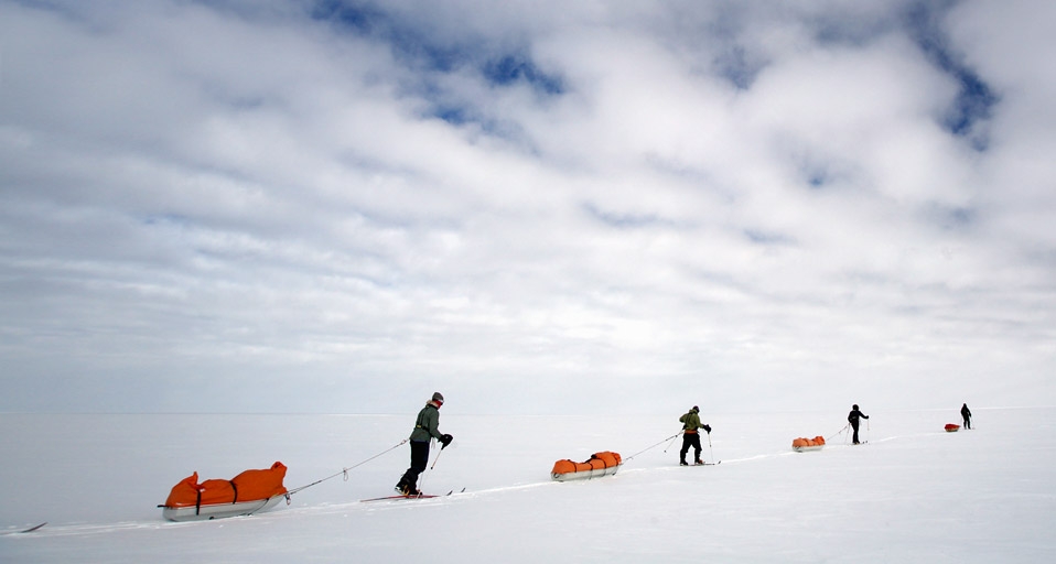 Skiers pulling sledges on route to South Pole, Antarctica -- Fiona McIntosh/Getty Images &copy; (Bing Canada)