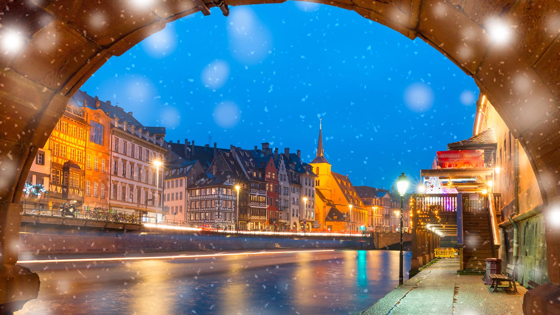 Quai et église Saint-Nicolas à Strasbourg pendant la période des fêtes (© KavalenkavaVolha/iStock/Getty Images Plus)(Bing France)