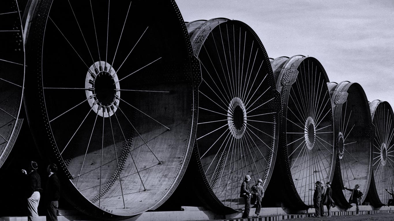 美国，蒙大拿州， 佩克堡水坝的管道 (© Margaret Bourke-White/The LIFE Picture Collection/Getty Images)(Bing China)