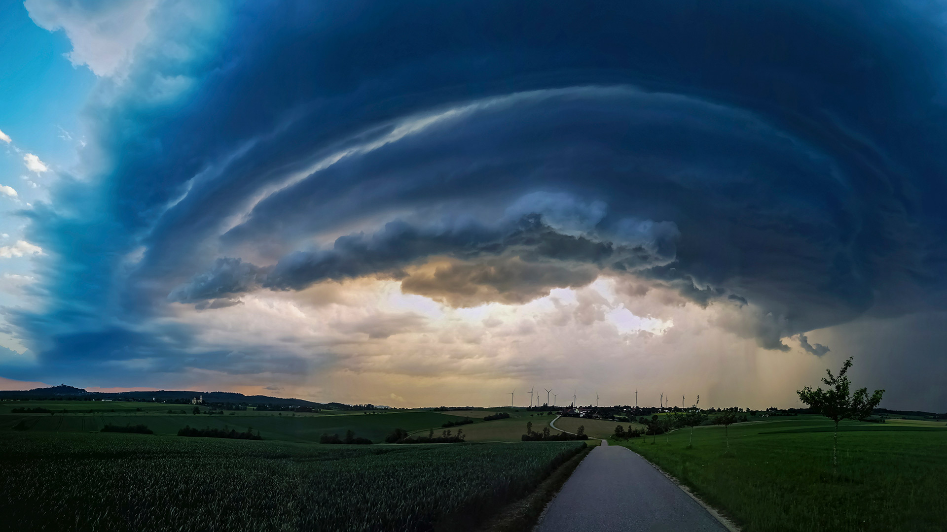 Gewitterzelle über einer Ortschaft in Baden-Württemberg (© Martin Grimm/Minden)(Bing Deutschland)