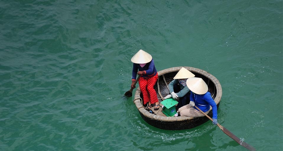 越南特色文化代表——竹篮船 -- Sami Sarkis/Getty Images &copy; (Bing China)