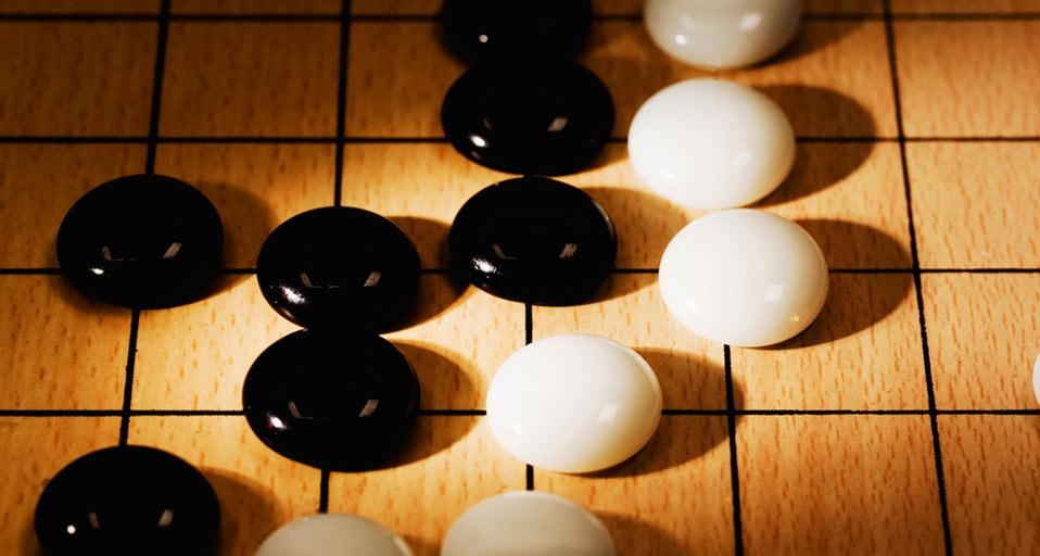 围棋与棋盘的特写 (© TAO Images Limited/Getty Images) &copy; (Bing China)